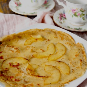 Apfelpfannkuchen auf Teller